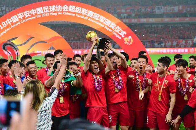 那英新巡演引关注，王菲调侃及其回复体现高情商